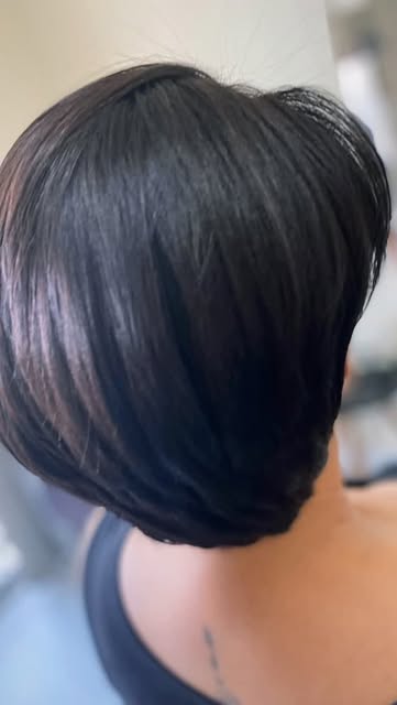 Cabelo escuro com acabamento alinhado