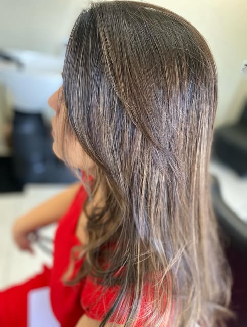 Cabelo longo iluminado e finalizado