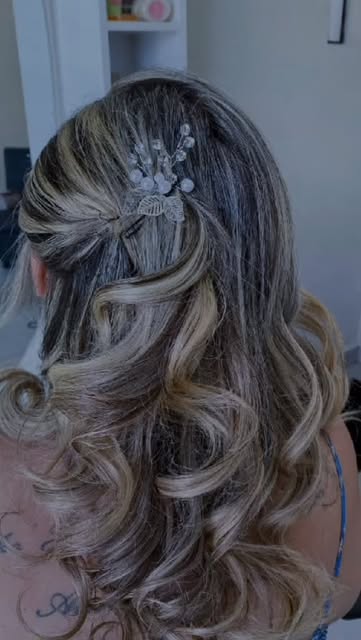 Penteado com ondas e detalhe de acessório